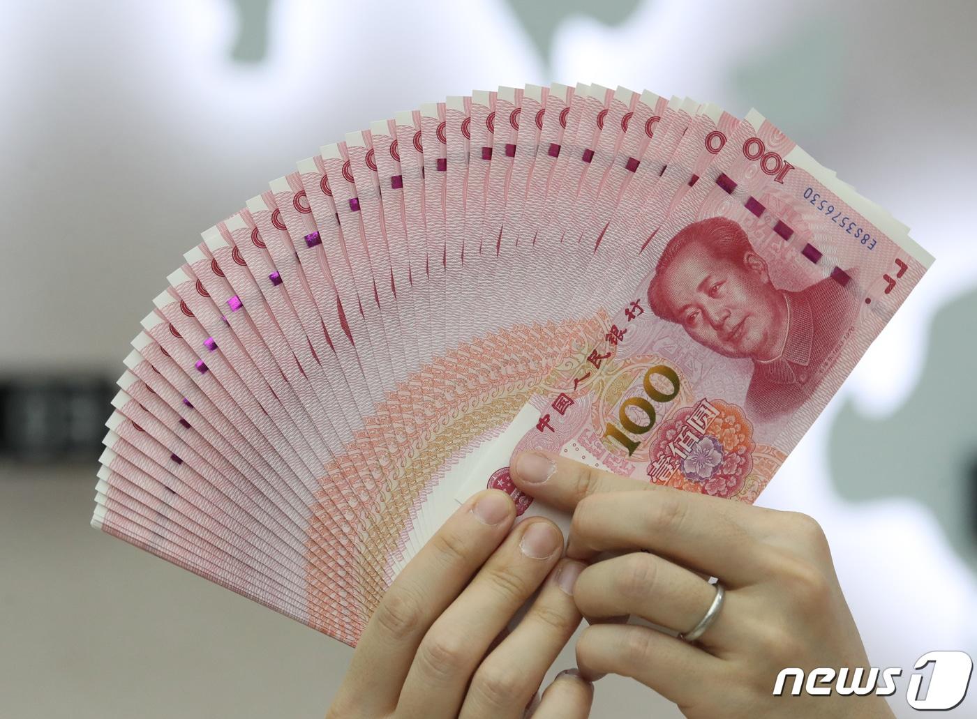 본문 이미지 - 서울 중구 외환은행 위변조대응센터에서 직원이 위안화를 확인하고 있다. 2020.10.22/뉴스1 ⓒ News1 송원영 기자