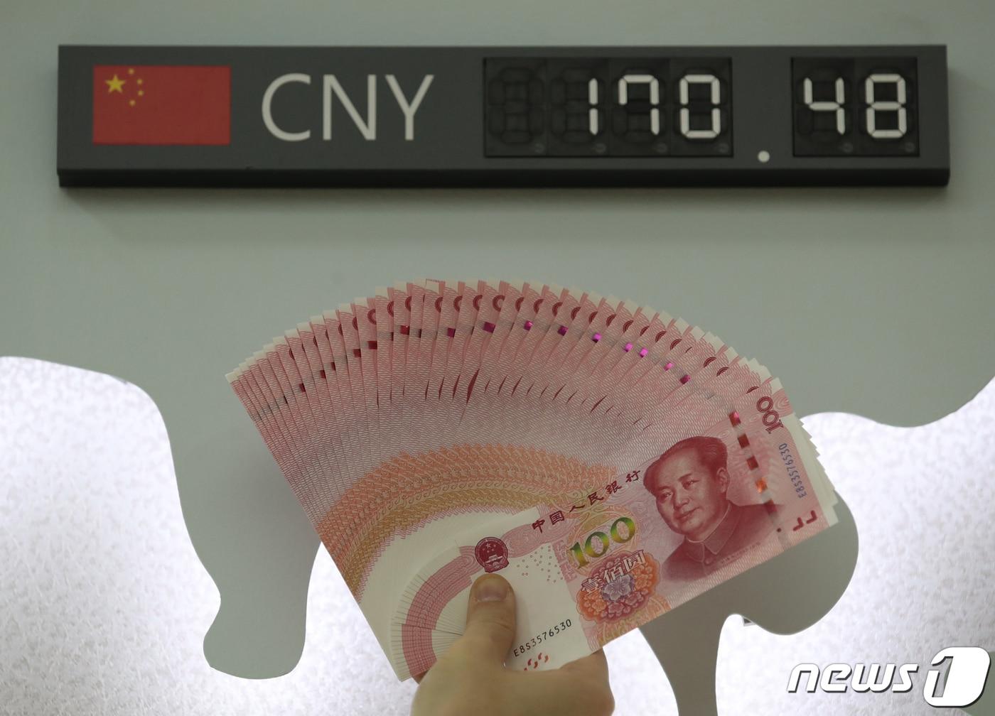 본문 이미지 - 서울 중구 외환은행 위변조대응센터에서 직원이 위안화를 확인하고 있다. 2020.10.22/뉴스1 ⓒ News1 송원영 기자