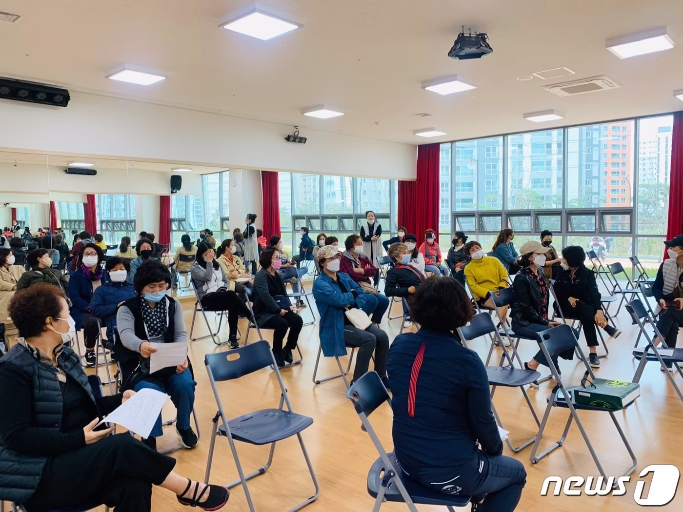 본문 이미지 - 울산 동구체육시설회원 50여명은 22일 오전 동구체육회를 항의 방문해 '체육지도자 징계 철회'와 성희롱 의혹을 받고 있는 '동구체육회장 퇴진'을 요구했다. /ⓒ 뉴스1