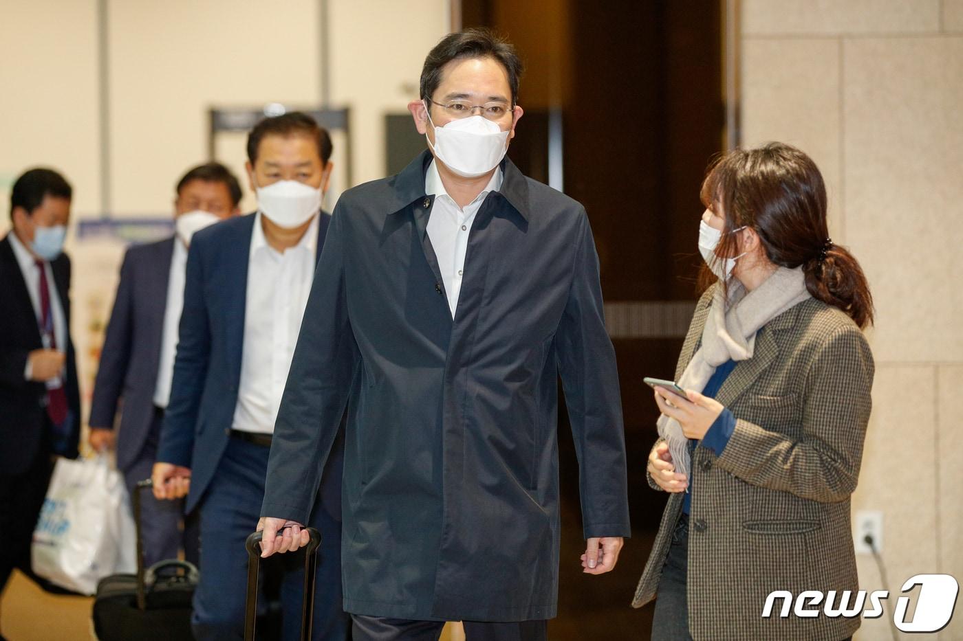 이재용 삼성전자 부회장이 2020년 10월 23일 베트남 출장을 마치고 서울 강서구 김포비지니스항공센터(SGBAC)를 통해 입국하고 있다.  2020.10.23/뉴스1 ⓒ News1 안은나 기자