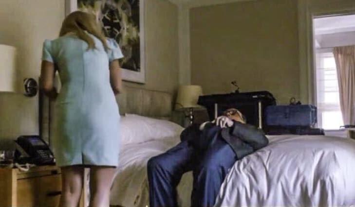 본문 이미지 - 줄리아니 전 뉴욕시장이 여배우 앞에서 바지 안에 손을 넣는 모습 - 트위터 갈무리