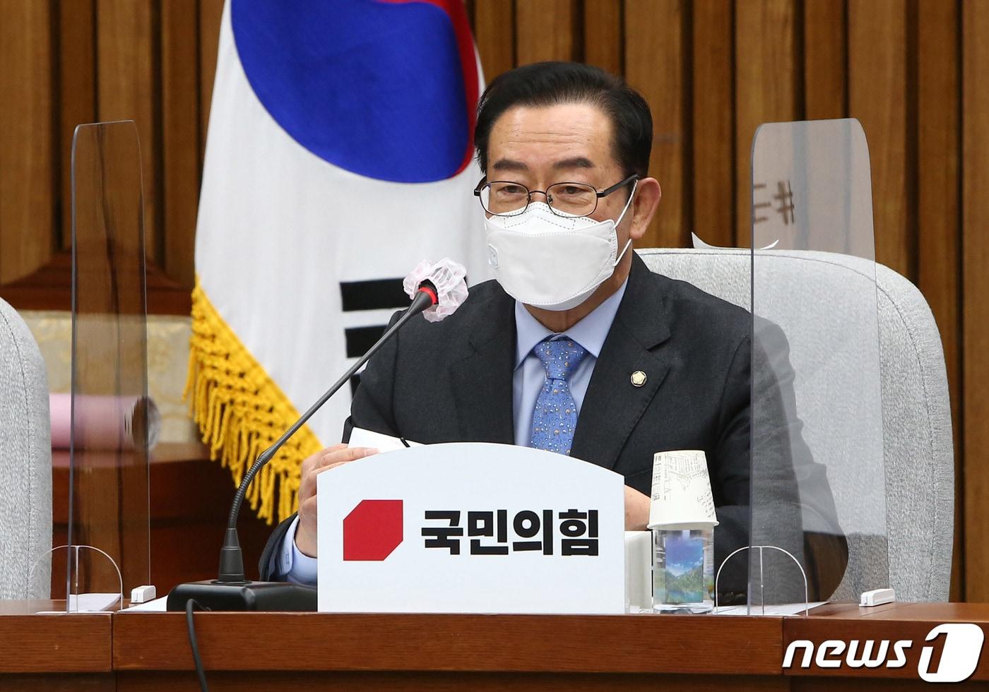 본문 이미지 - 이종배 국민의힘 정책위의장이 23일 국회에서 열린 국정감사 대책회의에서 모두발언하고 있다. 2020.10.23/뉴스1 ⓒ News1 박세연 기자