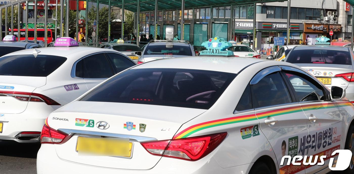 신종 코로나바이러스 감염증(코로나19)에 어려움을 호소하던 택시기사들이 배달 등으로 직업을 바꾸고 있는 것으로 나타났다. ⓒ News1 김기태 기자
