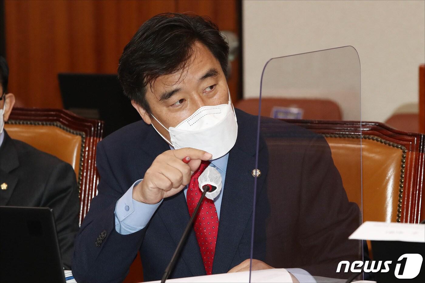 본문 이미지 - 정동만 국민의힘 의원이 23일 오전 서울 여의도 국회에서 열린 국회 국토교통위원회 종합국정감사에서 김현미 국토교통부 장관에게 질의를 하고 있다. 2020.10.23/뉴스1 ⓒ News1 박세연 기자