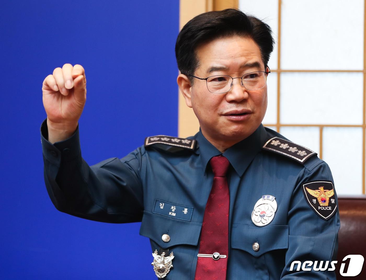 본문 이미지 - 김창룡 경찰청장이 지난 23일 서울 서대문구 경찰청에서 인터뷰를 하고 있다. 2020.10.23/뉴스1 ⓒ News1 허경 기자
