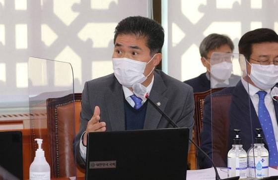 본문 이미지 - 이원택 더불어민주당 의원이 농림축산식품부 및 소관기관 종합감사에서 질의하고 있다. /뉴스1 ⓒ News1 