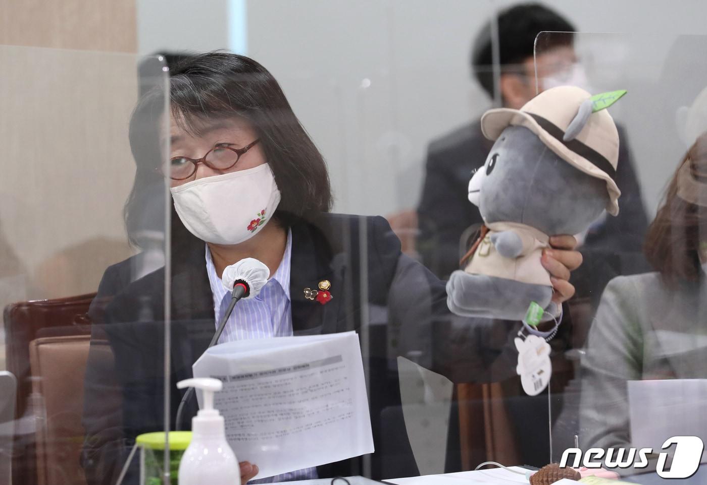 본문 이미지 - 윤미향 더불어민주당 의원이 23일 정부세종청사에서 열린 국회 환경노동위원회의 환경부, 기상청에 대한 국정감사에서 지리산 반달곰 관련 질의와 함께 곰 인형을 들어보이고 있다. 2020.10.23/뉴스1 ⓒ News1 장수영 기자