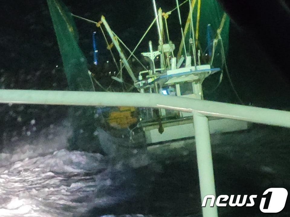 본문 이미지 - 불법 어로해위 어선 적발.(여수해경 제공) /뉴스1 ⓒ News1