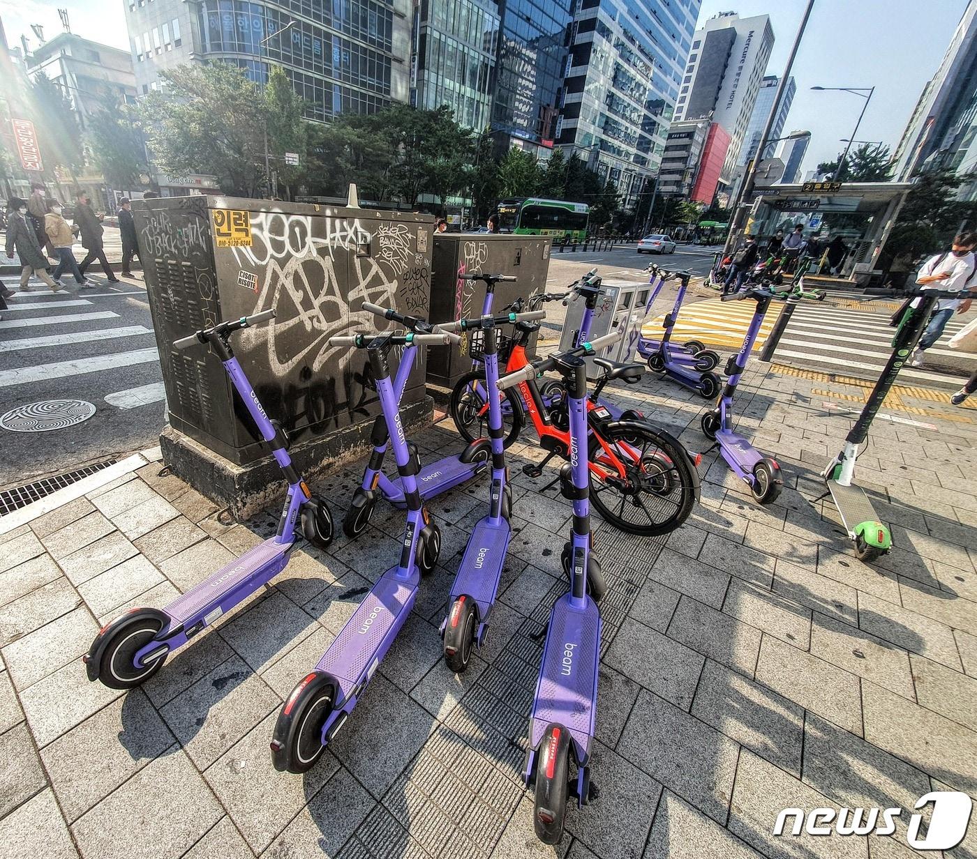 본문 이미지 - 서울 마포구 동교동 홍대입구역 인근 횡단보도 앞에 공유 전동 킥보드가 세워져 있다. ⓒ 뉴스1 황덕현 기자