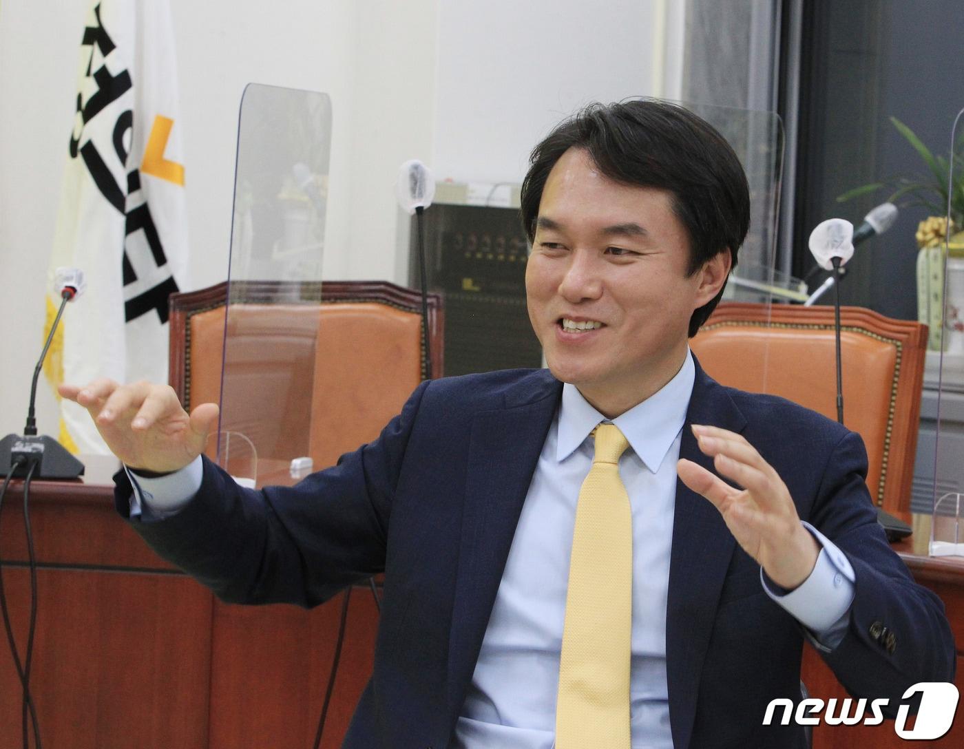 본문 이미지 - 김종철 정의당 대표가 여의도 당 대표실에서 뉴스1과 인터뷰를 통해 앞으로 포부를 밝히고 있다.ⓒ 뉴스1 이길우 객원대기자