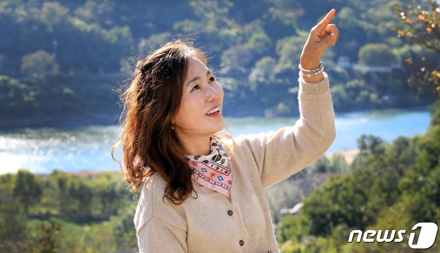 공지영 작가가 자신의 집 앞에서 가을 햇살을 만끽하며 미소짓고 있다.2020.10.23/뉴스1 ⓒ News1 이종덕 기자