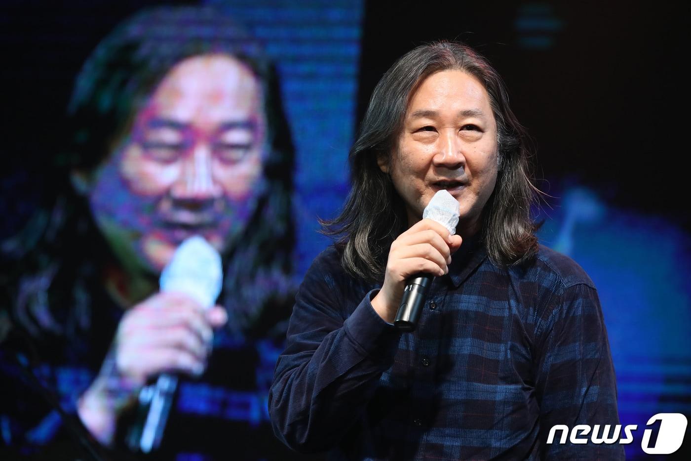 본문 이미지 - 백두산의 기타리스트 김도균이 24일 오후 경북 구미시 구미코(GUMICO) 컨벤션센터에서 열린 '2020 청춘대학가요제'에서 심사평을 전하고 있다. 2020.10.24/뉴스1 ⓒ News1 공정식 기자