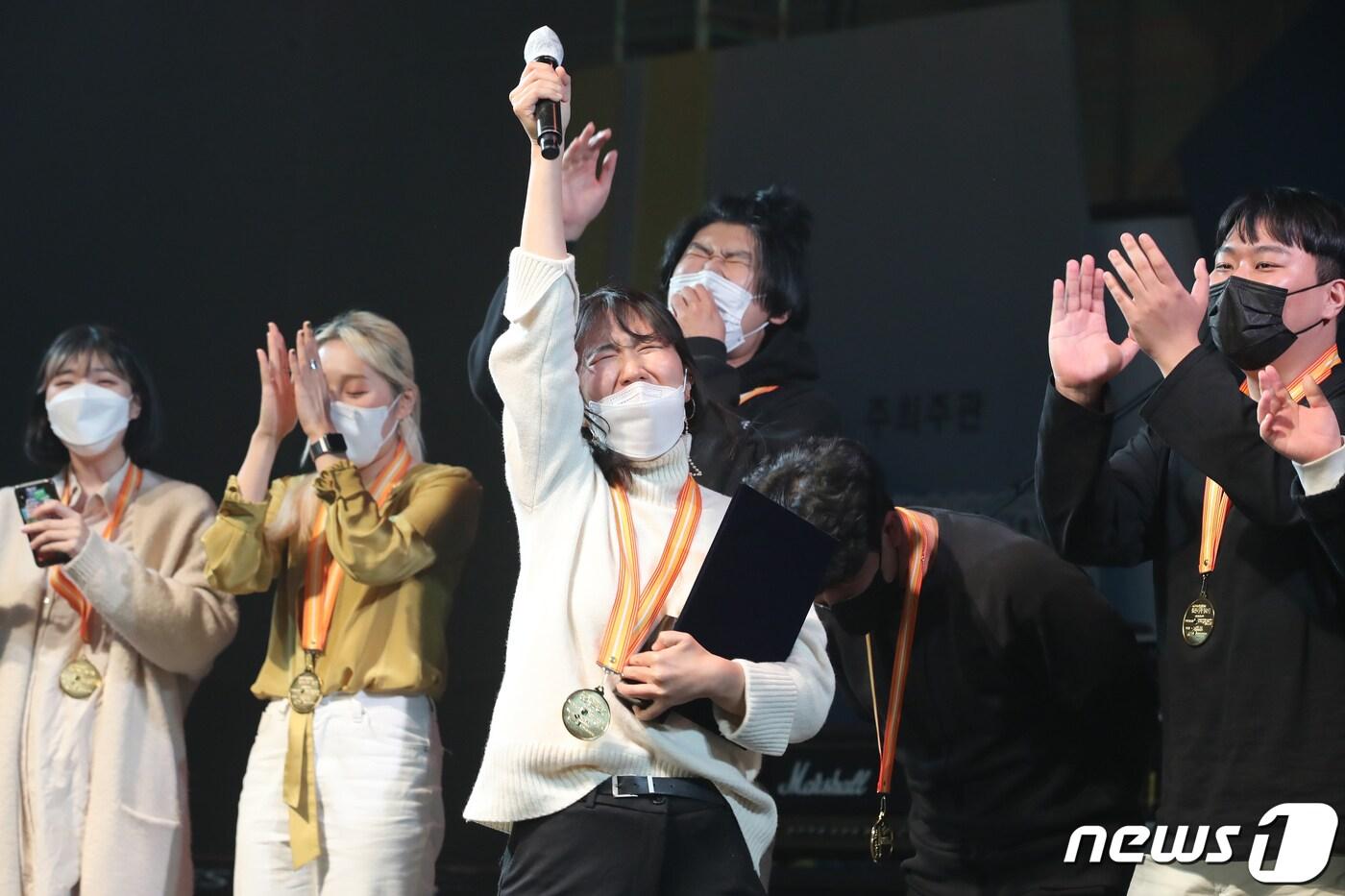 본문 이미지 - 24일 오후 경북 구미시 구미코(GUMICO) 컨벤션센터에서 열린 '2020 청춘대학가요제'에서 대상을 차지한 동아방송예술대학교 마아름밴드가 환호하고 있다. 2020.10.24/뉴스1 ⓒ News1 공정식 기자
