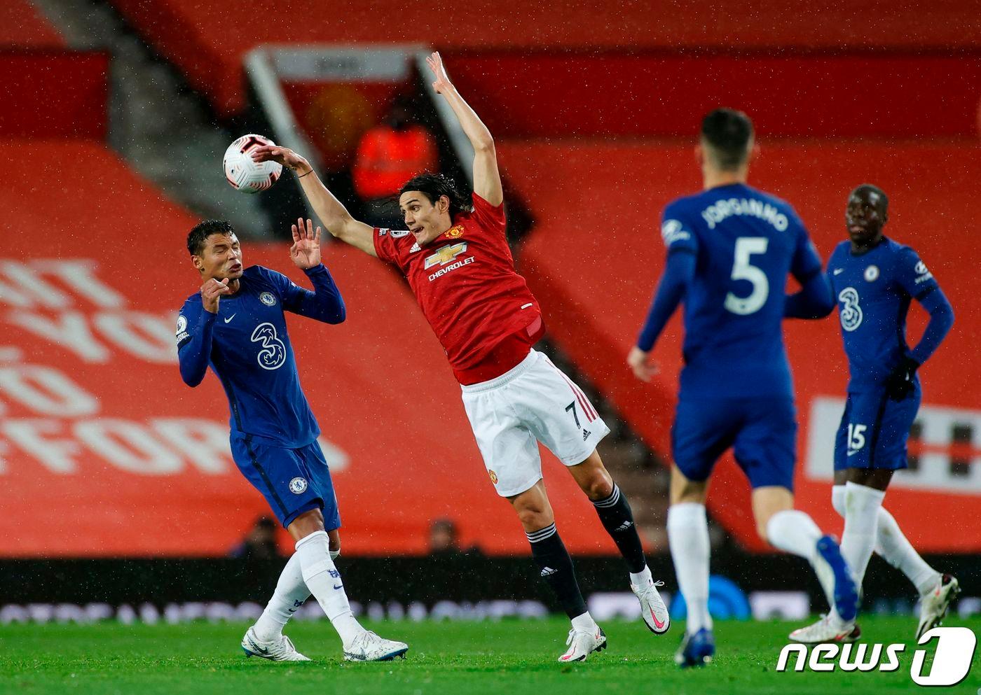 맨체스터 유나이티드의 에디손 카바니(가운데)가 25일(한국시간) 영국 맨체스터의 올드 트래포드에서 열린 첼시와의 2020-21 잉글랜드 프리미어리그(EPL) 6라운드에서 데뷔전을 치렀다. ⓒ AFP=뉴스1