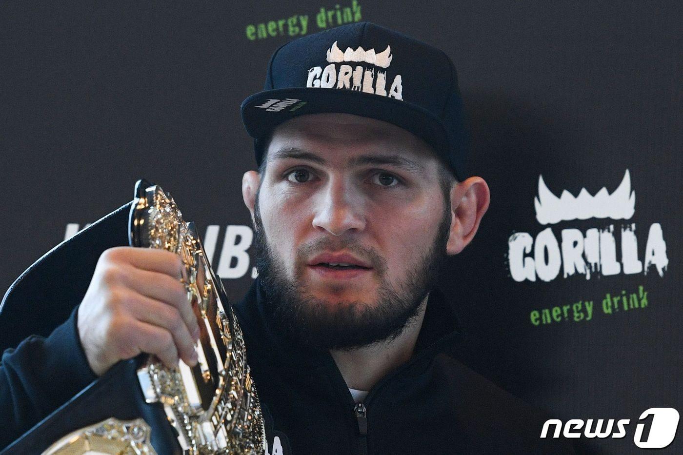 본문 이미지 - 하빕 누르마고메도프가 29승 무패를 달성한 뒤 은퇴를 선언했다. ⓒ AFP=뉴스1