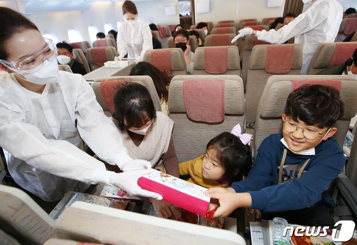 본문 이미지 - 아시아나항공'A380 한반도 일주 비행'에서 캐빈승무원들이 승객들에게 기내식을 서비스하고 있다.(아시아나항공 제공)ⓒ 뉴스1