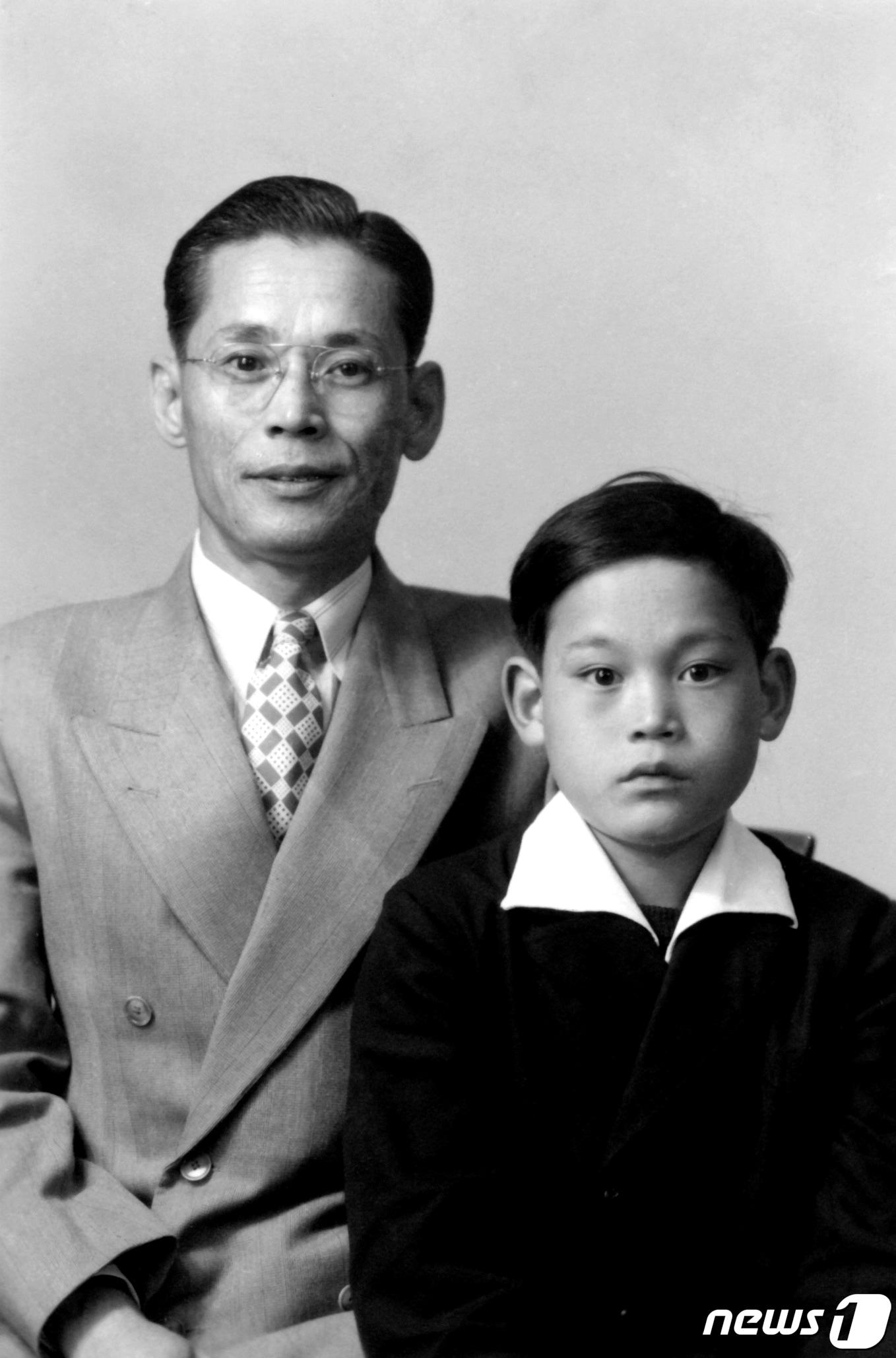 본문 이미지 - 이건희 삼성그룹 회장이 25일 서울 일원동 서울삼성병원에서 별세했다. 향년 78세. 1942년에 태어난 고인(故人)은 부친인 이병철 삼성창업주 별세 이후 1987년 삼성그룹 2대 회장에 올라 삼성그룹을 이끌었다. 사진은 부친인 이병철 삼성창업주와 기념 촬영한 이건희 회장 유년모습. (삼성전자 제공)2020.10.25/뉴스1