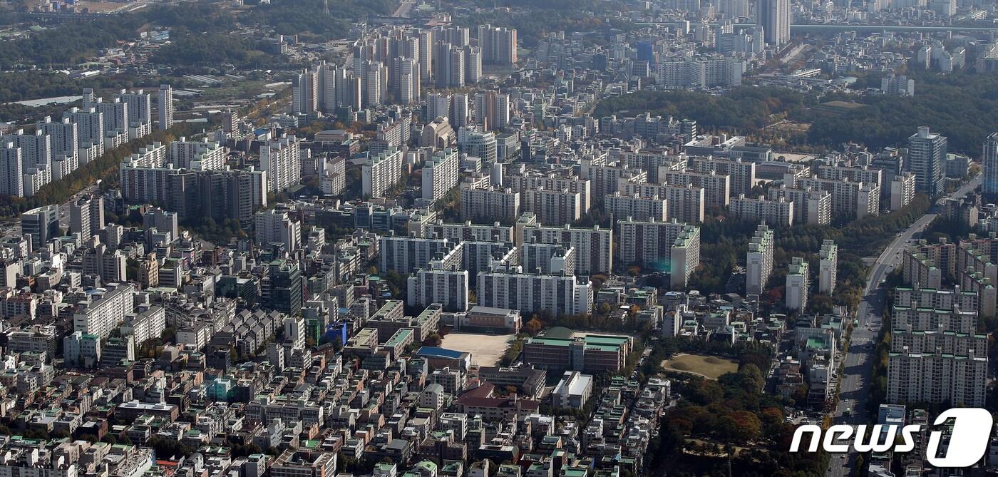 계사진은 25일 서울 송파구 롯데월드타워 전망대 서울스카이에서 바라본 아파트 단지의 모습. 2020.10.25./뉴스1 ⓒ News1 김진환 기자