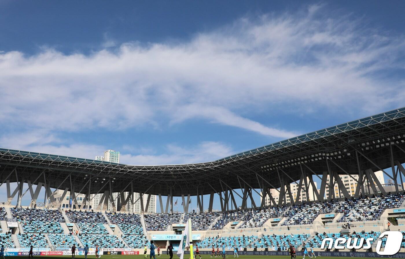 25일 오후 프로축구 하나원큐 K리그1 2020 대구FC와 포항스틸러스의 경기가 열리는 대구 북구 DGB대구은행파크 위로 파란 가을하늘과 흰구름이 조화를 이루고 있다. 2020.10.25/뉴스1 ⓒ News1 공정식 기자