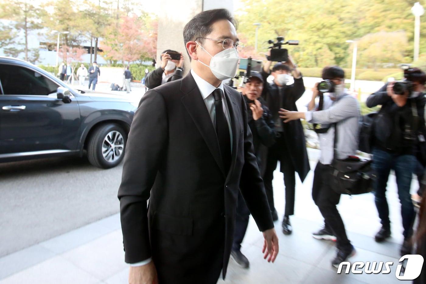 본문 이미지 - 이재용 삼성전자 부회장이 25일 오후 故 이건희 삼성그룹 회장 빈소가 마련된 서울 삼성병원 장례식장에 들어서고 있다. 2020.10.25/뉴스1 ⓒ News1 황기선 기자