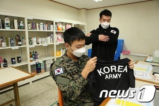 본문 이미지 - 국방부 직할부대인 국군복지단이 주관한 위탁판매물품 정기선정 심사위원회 모습. (국방부 제공) 2020.10.26/뉴스1