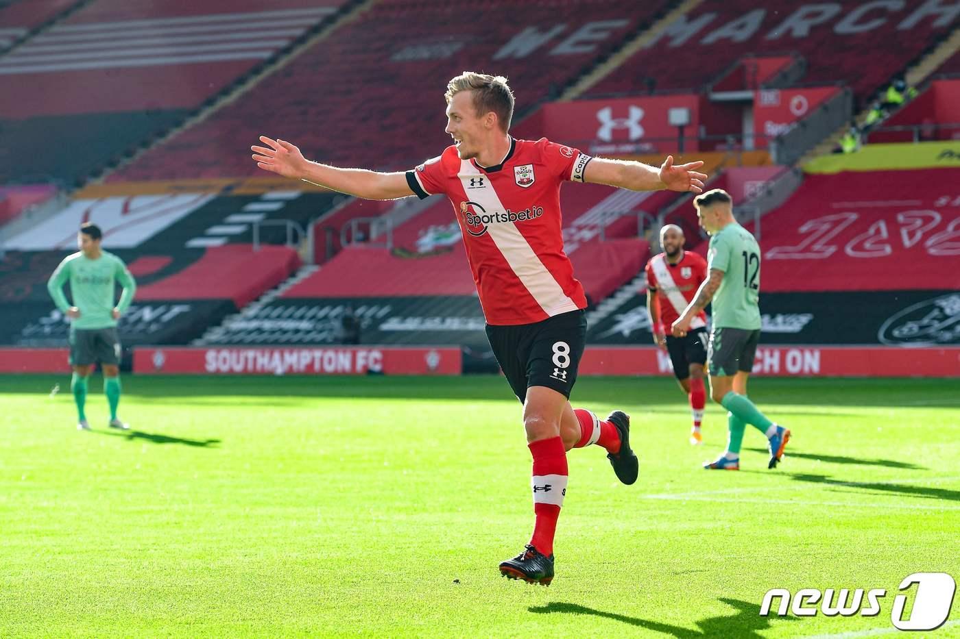 사우샘프턴의 제임스 워드-프라우즈가 26일(한국시간) 영국 사우샘프턴의 세인트 메리즈 스타디움에서 열린 에버턴과의 2020-21 잉글랜드 프리미어리그 6라운드에서 득점 후 세리머니를 하고 있다. ⓒ AFP=뉴스1