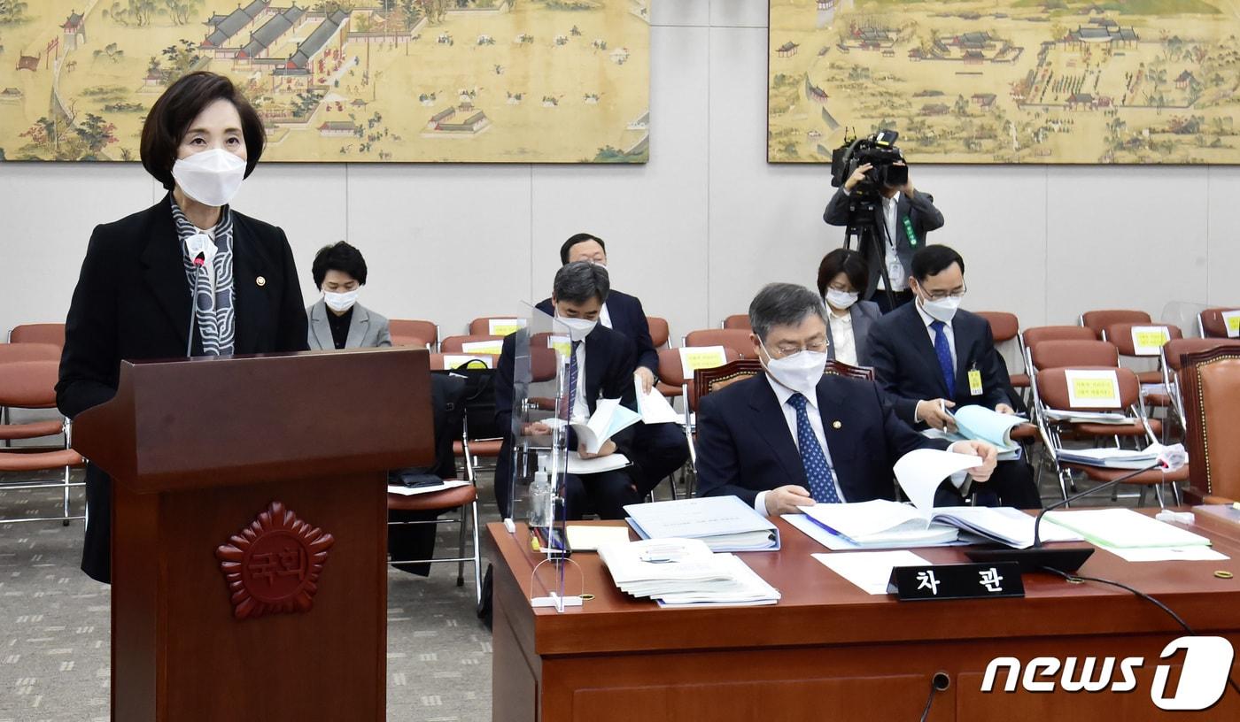 유은혜 부총리 겸 교육부 장관이 26일 서울 여의도 국회 본관 교육위원회 회의실에서 열린 교육부·소속 산하 기관 및 공공·유관기관 등 2020 종합감사에서 업무보고를 하고 있다. 2020.10.26/뉴스1 ⓒ News1 성동훈 기자