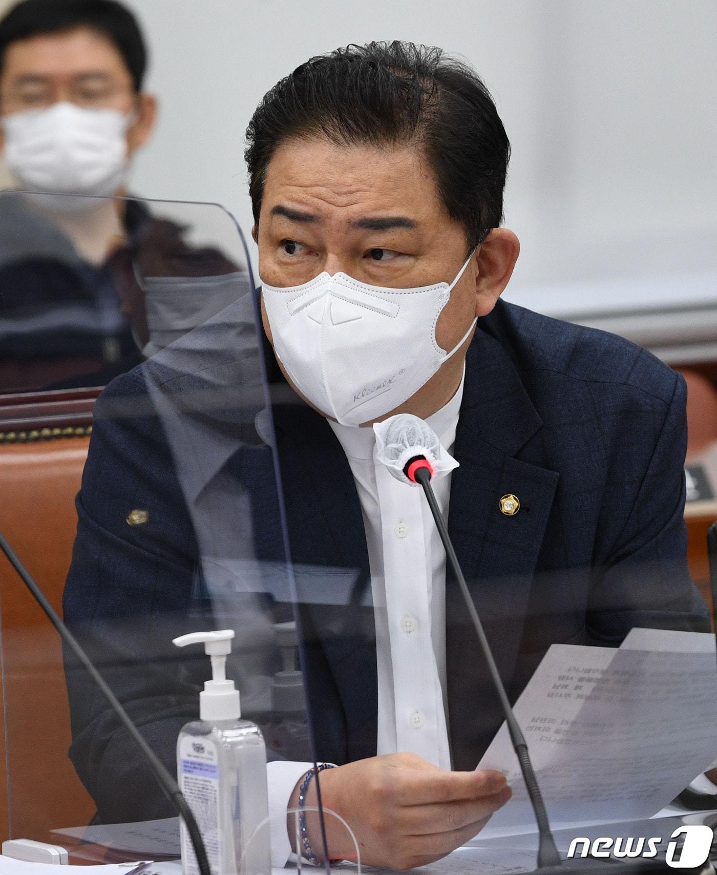 본문 이미지 - 김병기 더불어민주당 의원이 26일 서울 여의도 국회에서 열린 국방위원회의 국방부 등에 대한 국정감사에서 아들에 대한 의혹과 관련해 의사진행발언을 하고 있다. 2020.10.26/뉴스1 ⓒ News1 성동훈 기자