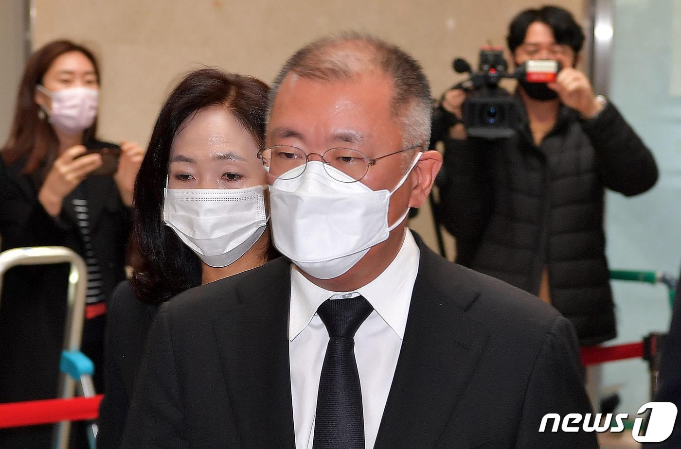 본문 이미지 - 정의선 현대차그룹 회장이 26일 오전 고 이건희 삼성그룹 회장 빈소가 마련된 서울 강남구 서울삼성병원 장례식장에 들어서고 있다. 2020.10.26/뉴스1 ⓒ News1 사진공동취재단