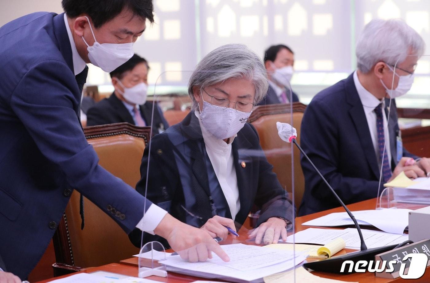 본문 이미지 - 강경화 외교부 장관이 26일 국회에서 열린 국회 외교통일위원회의 외교부 등에 대한 국정감사에서 답변 자료를 살펴보고 있다. 2020.10.26/뉴스1 ⓒ News1 박세연 기자