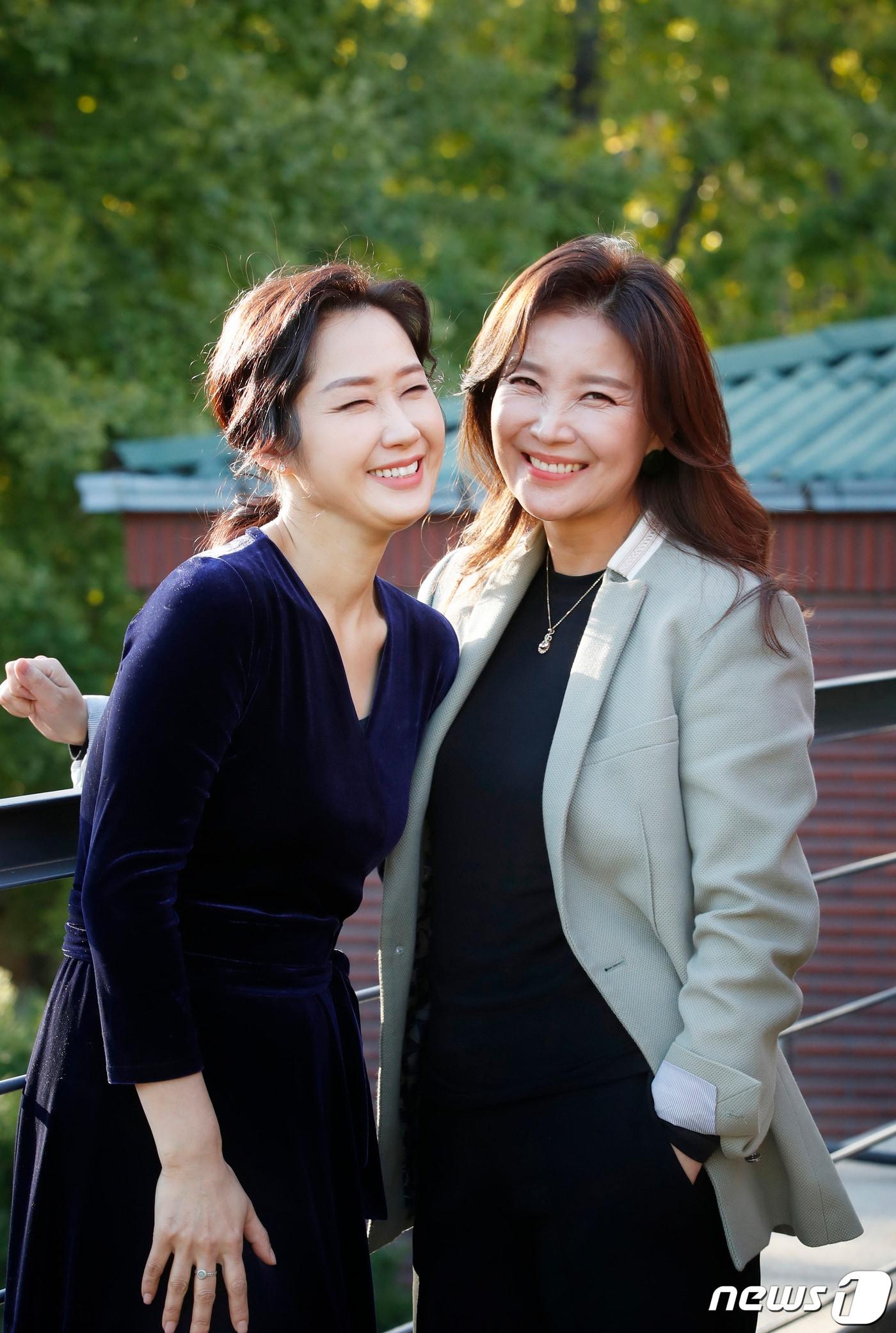 본문 이미지 - 서울 중구 정동극장. 연극 '더드레서' 배우 배해선, 정재은(오른쪽) 인터뷰. /뉴스1 ⓒ News1 권현진 기자