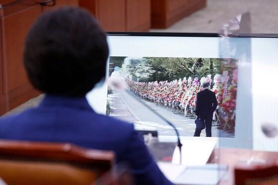 본문 이미지 - 추미애 법무부 장관이 지난 26일 서울 여의도 국회에서 열린 법제사법위원회의 법무부, 대법원, 감사원, 헌법재판소, 법제처에 대한 종합감사에서 김남국 더불어민주당 의원의 대검찰청 앞 화환 관련 질의를 듣고 있다. ⓒ News1 