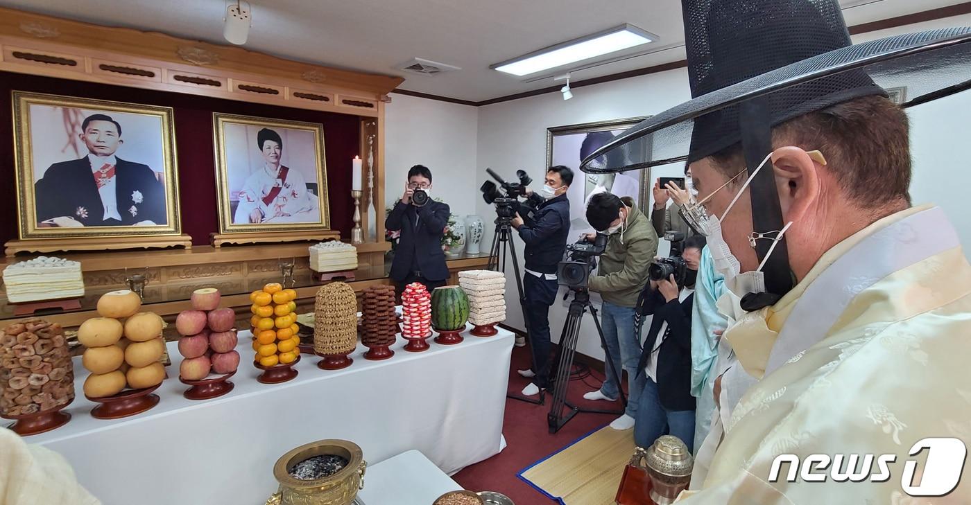 본문 이미지 - 26일 경북 구미시 박정희 생가에서 열린 박 전 대통령 41주기 추모식에서 이철우 경북지사가 초헌관으로 제례를 지내고 있다. 이날 추모식은 코로나19로 추도식은 하지 않고 헌관들도 추모관 밖에서 대기하다가 제례때만 입장했고 추모객들은 야외 주차장에 마련된 대형 스크린으로 추모행사를 지켜본 후 제례가 끝난 후 헌화했다. 2020.10.26 뉴스1 ⓒ News1 정우용 기자