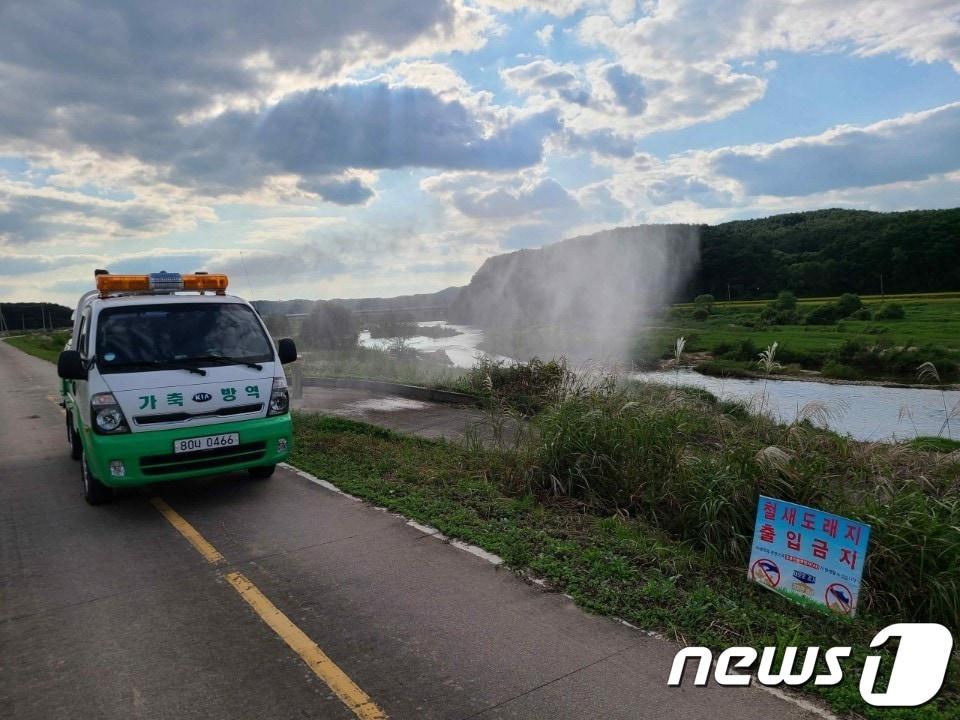 본문 이미지 - 여주시 관계자들이 차량을 활용해 철새 도래지인 하천 주변에 대한 방역작업을 하고 있다.(여주시 제공) ⓒ News1 