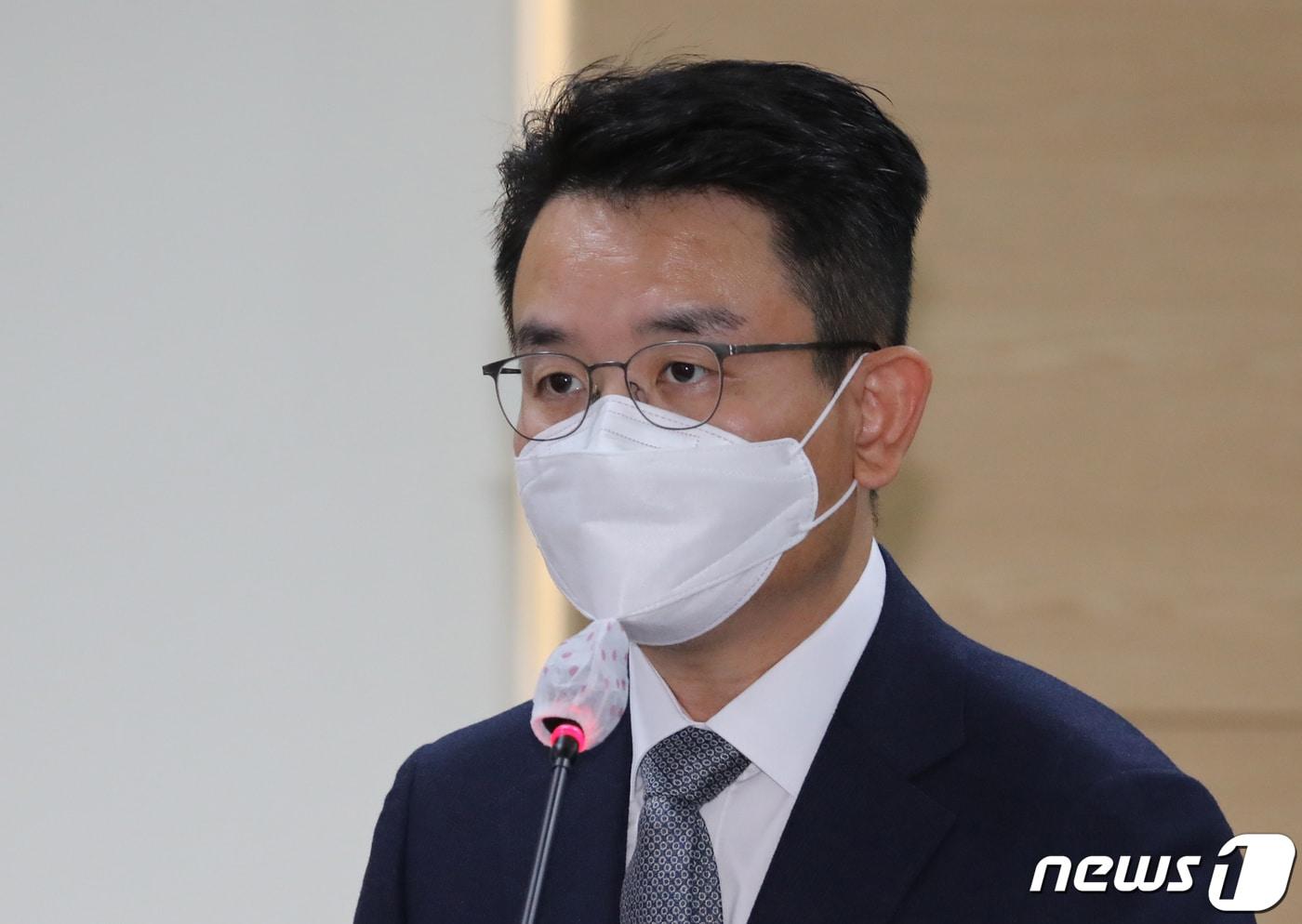 본문 이미지 - 엄성환 쿠팡풀필먼트서비스 전무가 26일 정부세종청사에서 열린 국회 환경노동위원회의 고용노동부, 경제사회노동위원회, 중앙노동위원회 등 소관기관에 대한 국정감사에 증인으로 출석해 쿠팡 물류창고에서 근무 후 집에서 숨진 故장덕준 씨와 관련된 위원 질의에 답변을 하고 있다. 2020.10.26 ⓒ 뉴스1 장수영 기자