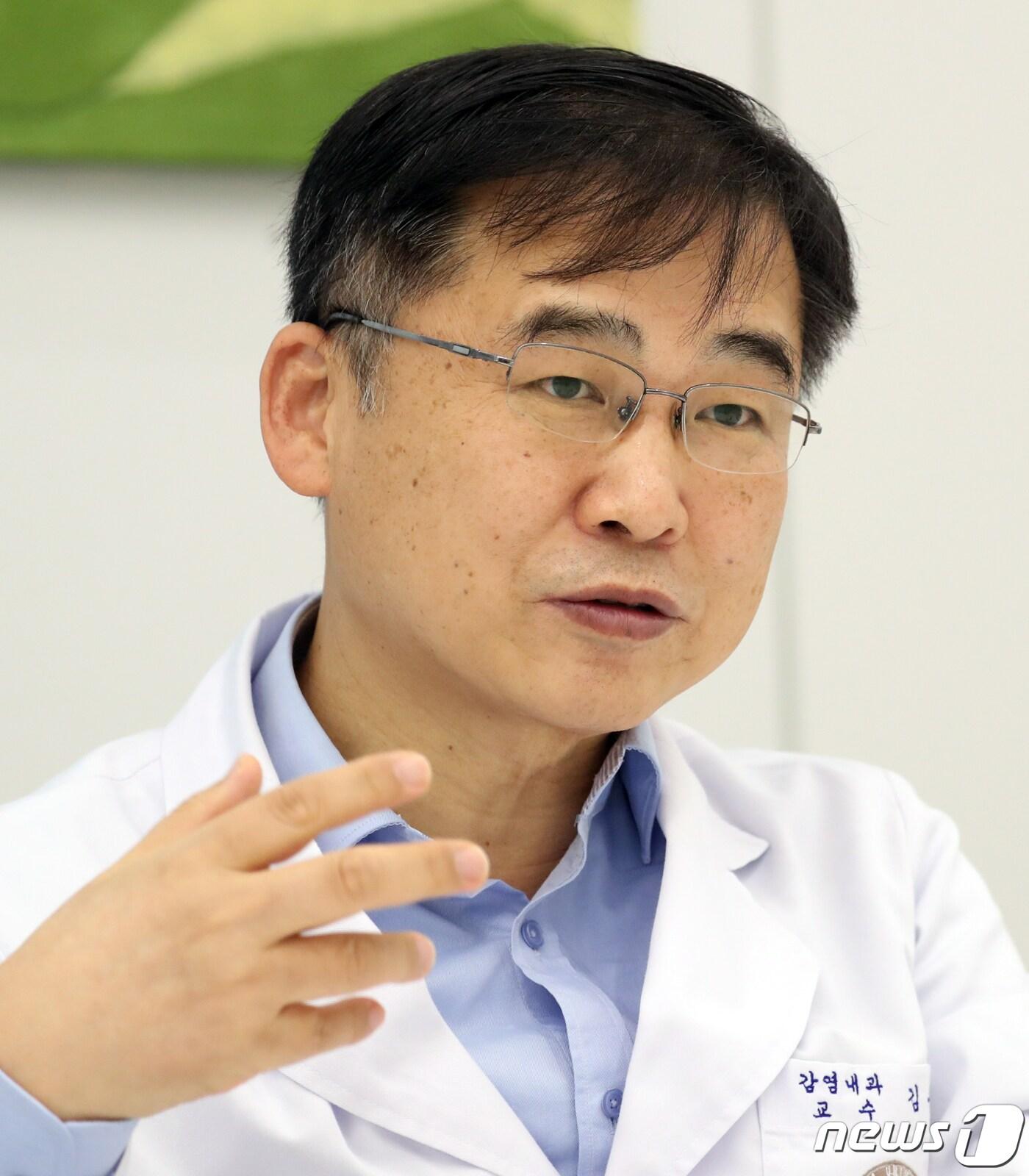 본문 이미지 - 김우주 고려대 감염내과 교수가 26일 서울 구로구 고려대학교 구로병원에서 뉴스1과 인터뷰를 하고 있다. 2020.10.26/뉴스1 ⓒ News1 김명섭 기자