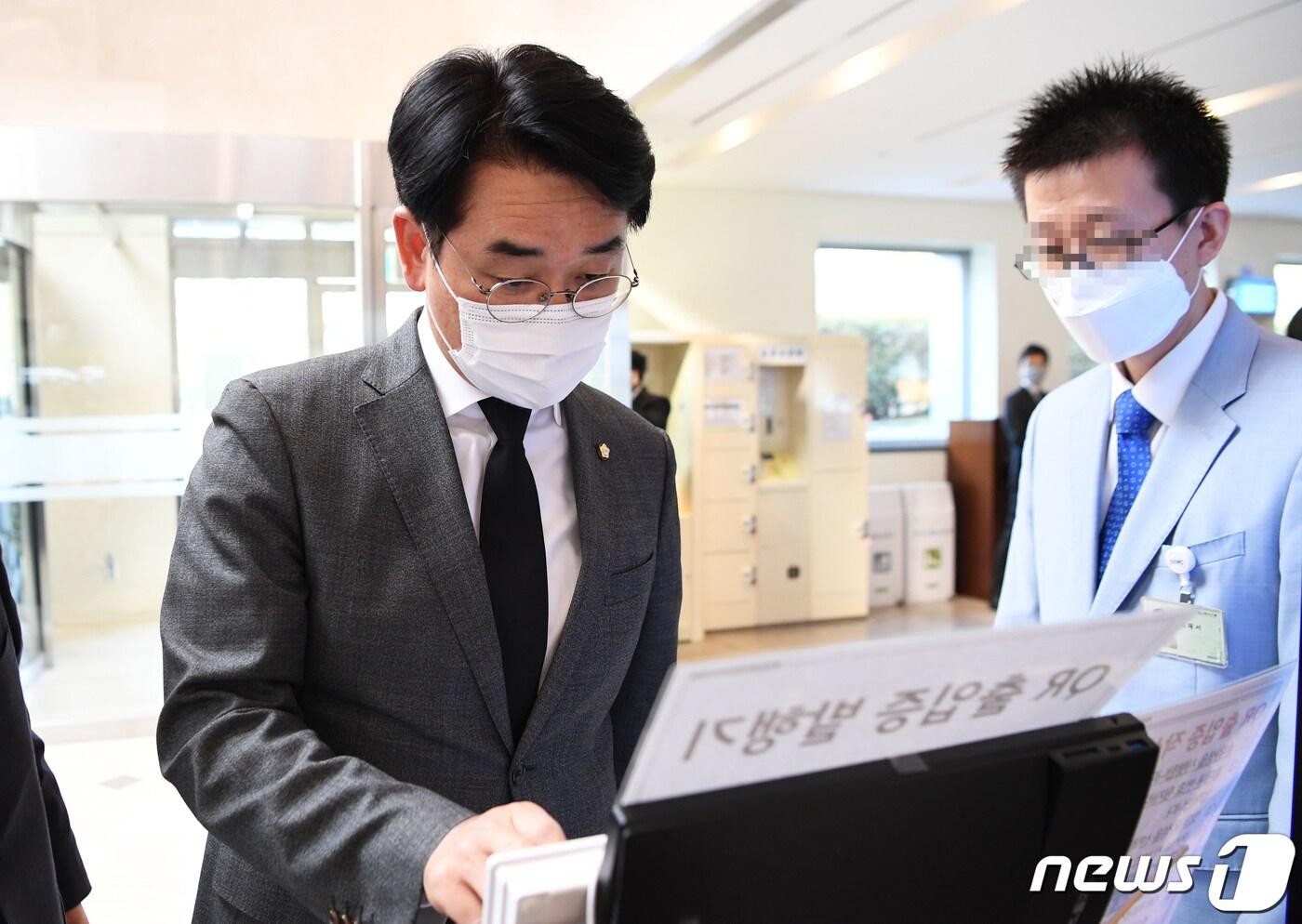 박용진 더불어민주당 의원(왼쪽)이 26일 오후 고 이건희 삼성그룹 회장 빈소가 마련된 서울 강남구 삼성서울병원 장례식장에 들어서고 있다. 2020.10.26/뉴스1 ⓒ News1 사진공동취재단