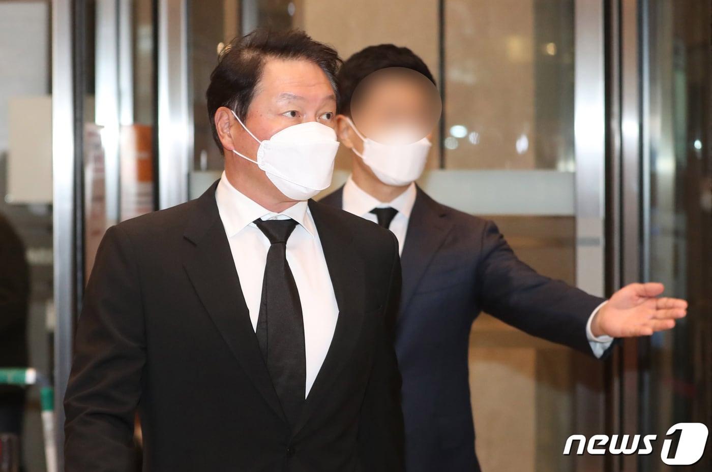 본문 이미지 - 최태원 SK 회장이 26일 오후 고(故) 이건희 삼성그룹 회장 빈소가 마련된 서울 강남구 서울삼성병원 장례식장에 들어서고 있다. 2020.10.26/뉴스1 ⓒ News1 ,송원영 기자