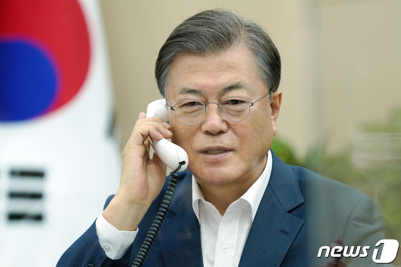 본문 이미지 - 문재인 대통령이 27일 오전 청와대 여민관에서 트뤼도 캐나다 총리와 통화하고 있다. (청와대 제공) 2020.10.27/뉴스1