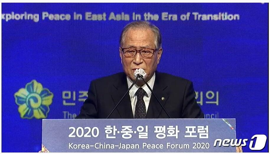본문 이미지 - 정세현 수석부의장이 한중일 평화포럼에서 환영사를 하고 있다(민주평통 유튜브 갈무리)ⓒ 뉴스1