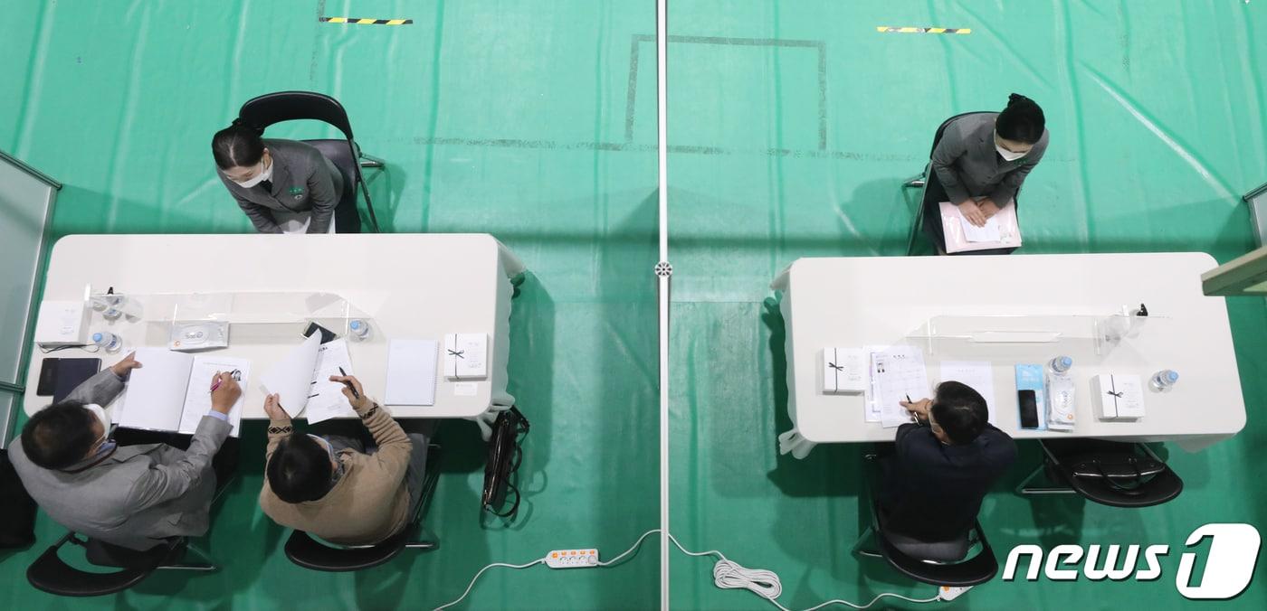 본문 이미지 - 지난 2020년 10월27일 서울 한 고교에서 취업박람회가 진행되고 있다. (사진은 기사 내용과 무관함) /뉴스1 ⓒ News1