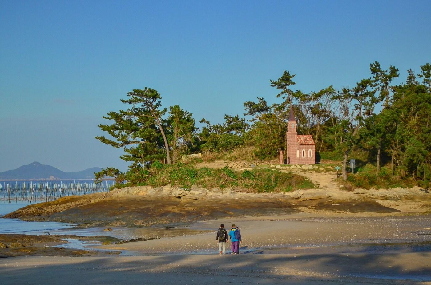 본문 이미지 - 종교와 예술이 어우러진 섬인 '소악도'. 이하 한국관광공사 제공