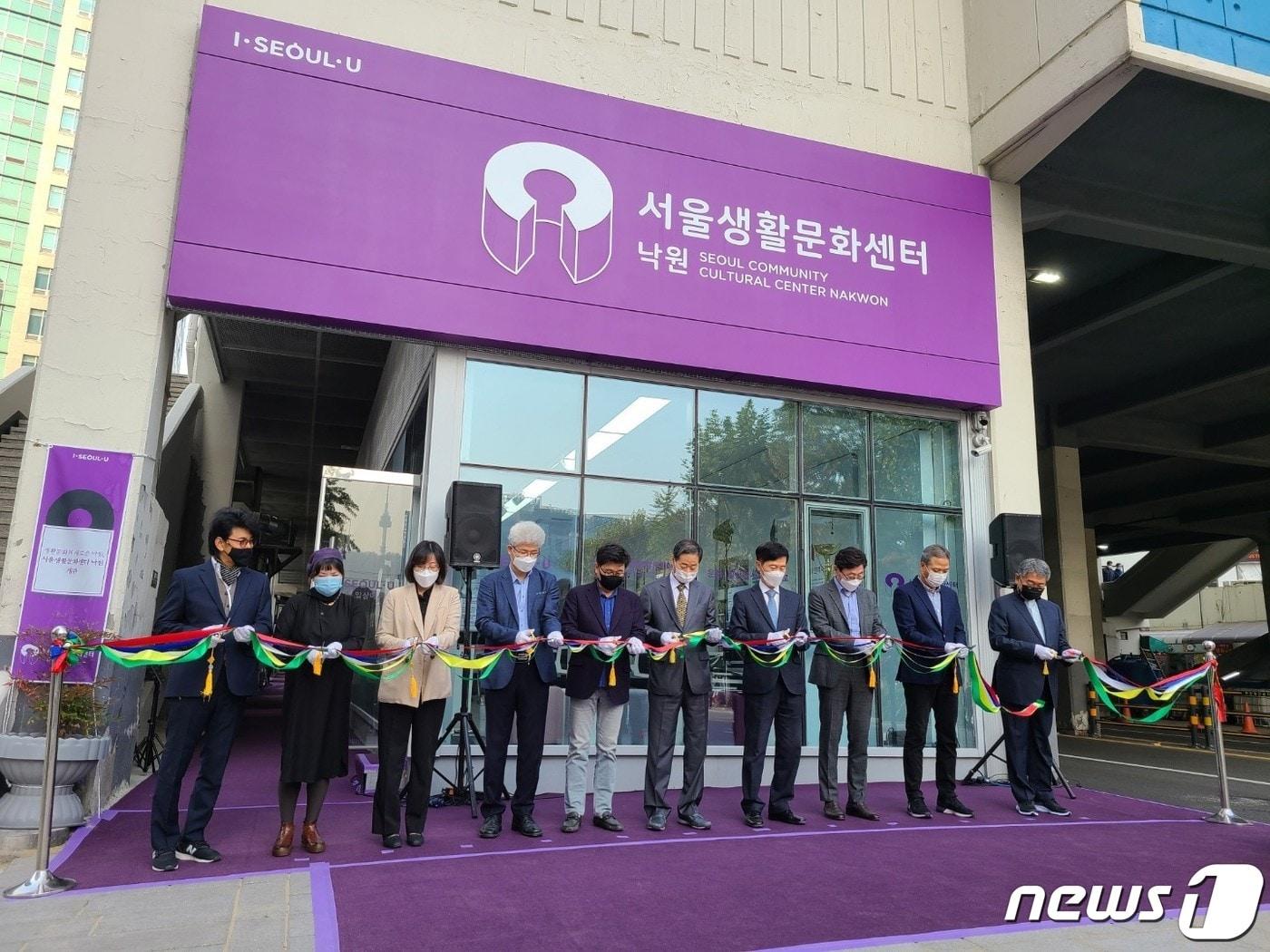 본문 이미지 - 27일 서울 낙원상가 앞에서 '서울생활문화센터 낙원' 개관식이 열리고 있다./뉴스1ⓒ News1
