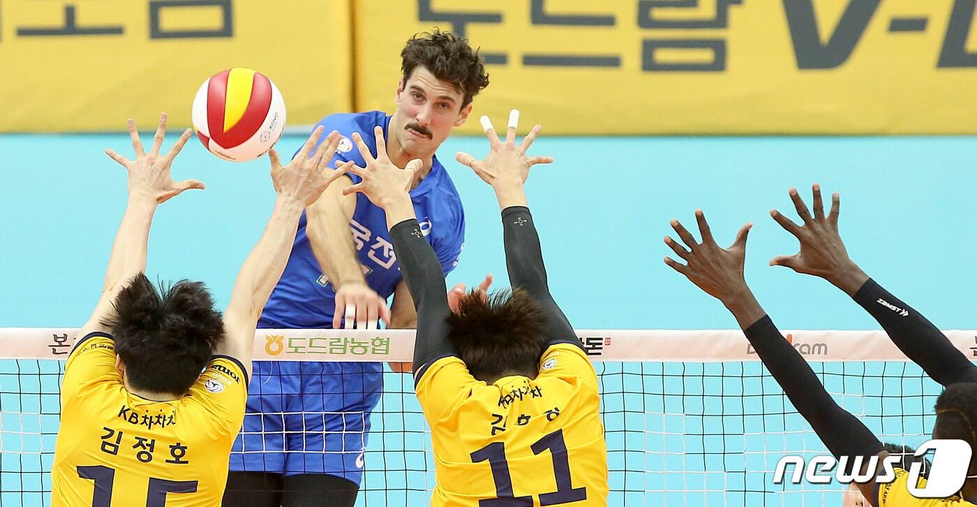 27일 경기도 의정부실내체육관에서 열린 도드람 2020-2021 V-리그 한국전력과 KB손해보험과의 경기에서 한국전력 러셀이 공격을 시도하고 있다. (한국전력 배구단 제공) 2020.10.27/뉴스1