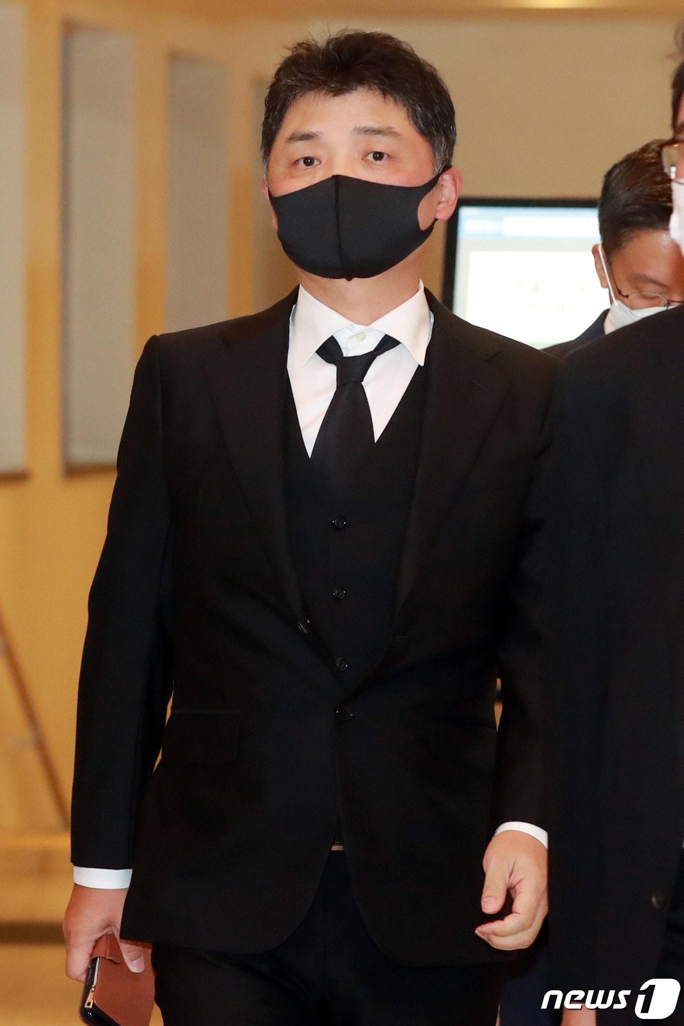 본문 이미지 - 김범수 카카오 의장이 27일 오후 서울 강남구 삼성서울병원 장례식장에 마련된 고(故) 이건희 삼성그룹 회장의 빈소를 찾아 조문한 뒤 나서고 있다. 2020.10.27/뉴스1 ⓒ News1 박정호 기자