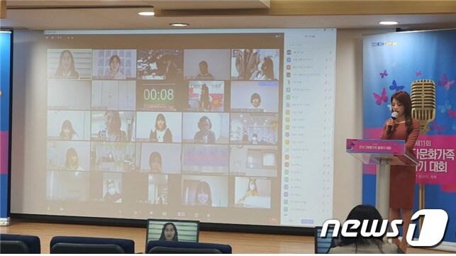 본문 이미지 - 경기도가 지난 24일 개최한 ‘제11회 전국 다문화가족 말하기’ 본선대회에서 안성시의 팜뉴뉴가 한국어 부문, 시흥시의 설동진 학생이 이중언어 부문에서 각각 최우수상의 영예를 안았다.(경기도 제공) /ⓒ 뉴스1