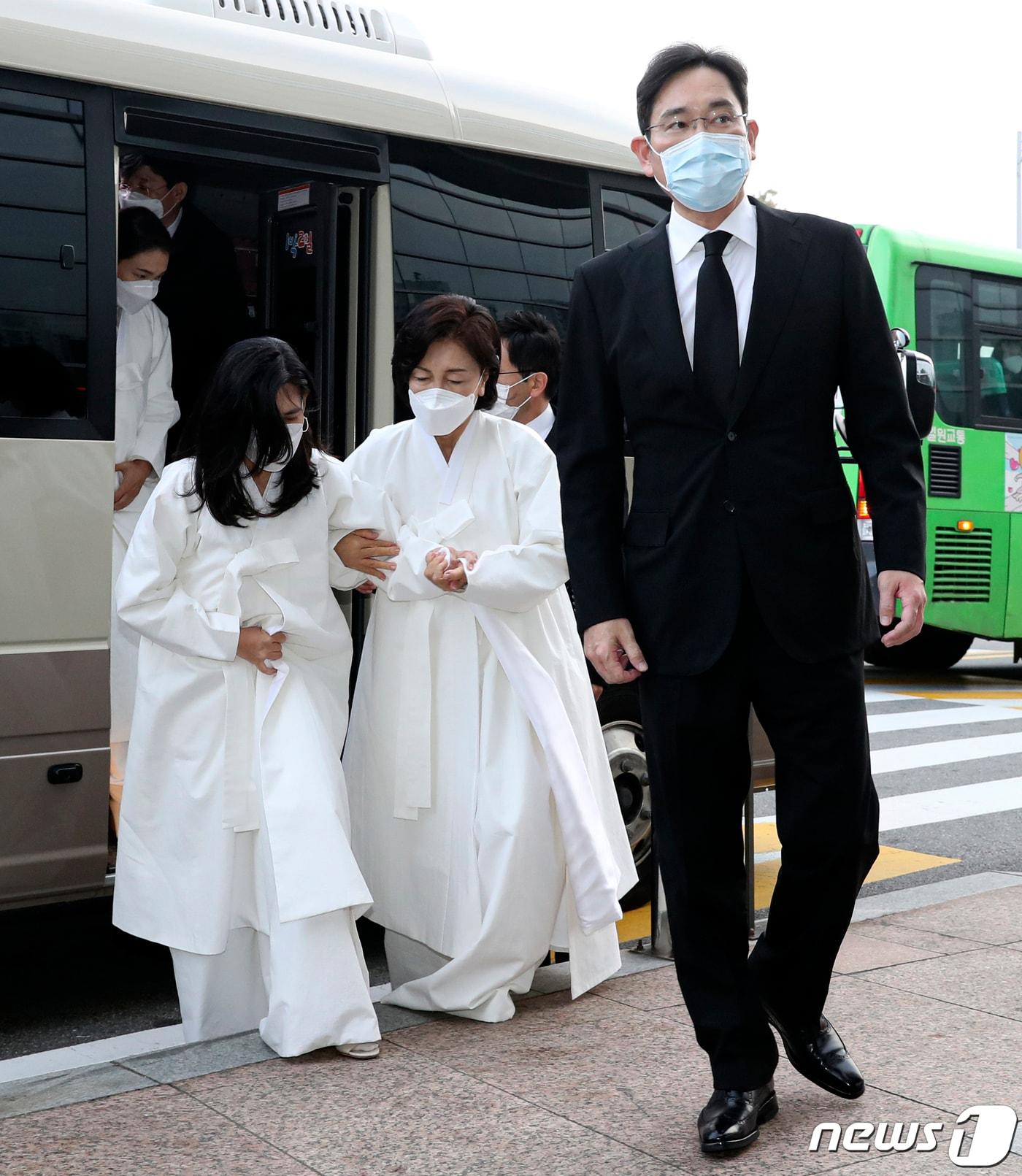 본문 이미지 - 故 이건희 삼성그룹 회장 발인식이 28일 오전 서울 강남구 삼성서울병원 장례식장에서 열렸다. 이재용 삼성정자 부회장, 홍라희 여사, 이부진 호텔신라 대표, 이서현 삼성복지재단 이사장(오른쪽부터)이 차량에서 내려 영결식장으로 들어가고 있다. 2020.10.28/뉴스1 ⓒ News1 사진공동취재단