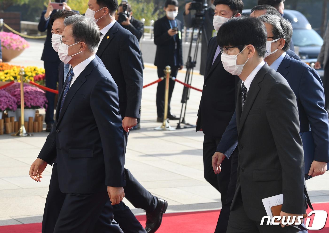 본문 이미지 - 문재인 대통령이 2021년도 정부 예산안 처리를 위한 시정연설을 위해 28일 오전 서울 여의도 국회 본청으로 들어서는 가운데, 탁현민 청와대 의전비서관이 뒤를 따르고 있다. 2020.10.28/뉴스1 ⓒ News1 박세연 기자