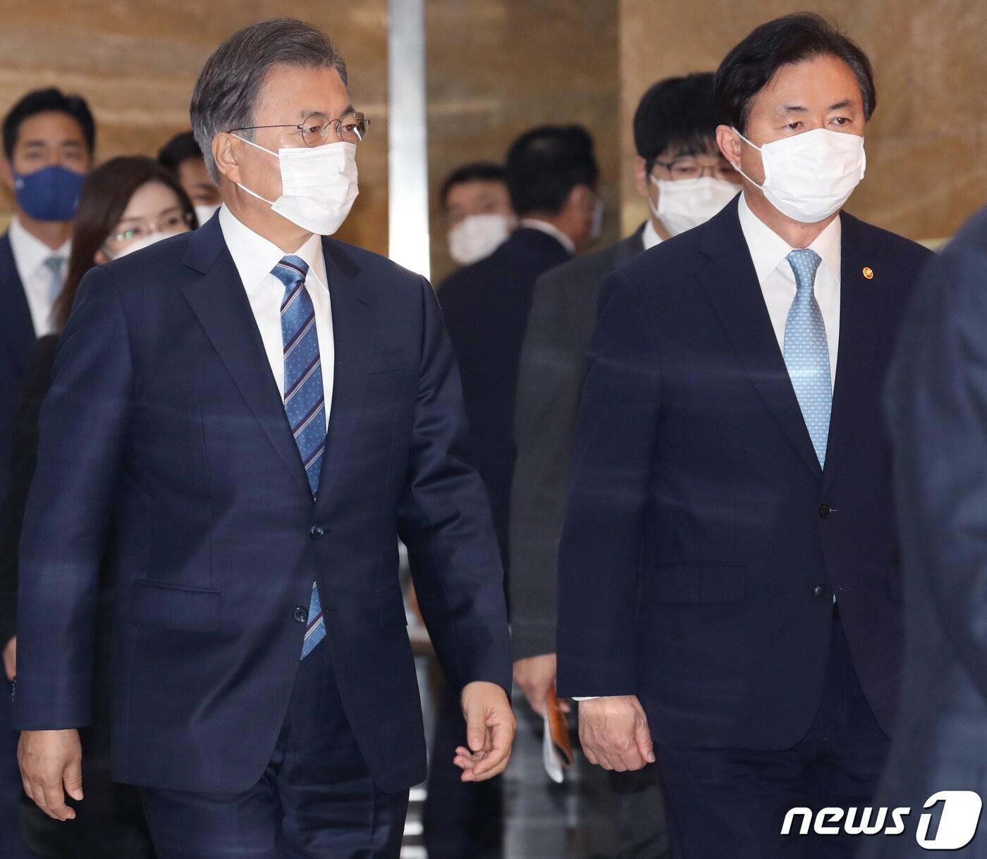 본문 이미지 - 문재인 대통령이 28일 오전 서울 여의도 국회에 도착, 2021년도 예산안 시정연설을 하기 위해 본회의장으로 향하고 있다. 오른쪽은 김영춘 국회 사무총장. 2020.10.28/뉴스1 ⓒ News1 박세연 기자
