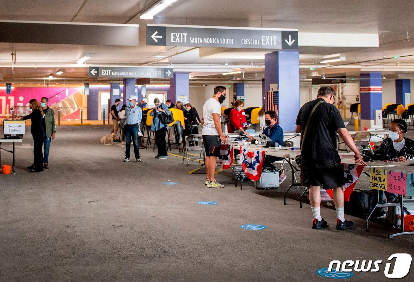 27일(현지시간) 미국 캘리포니아 베벌리힐스에 있는 한 투표소에서 사전 투표가 진행되고 있다. ⓒ AFP=뉴스1